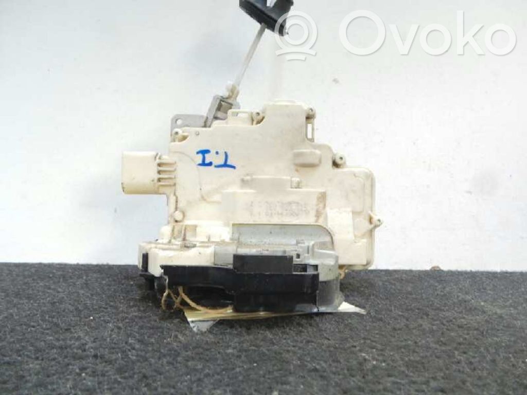 Rear door lock   8E0839015,8PINES