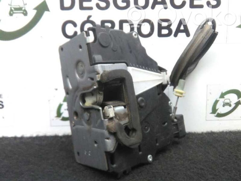 Priekšpusē slēdzene   5PUERTAS,ELECTRICA6PIN