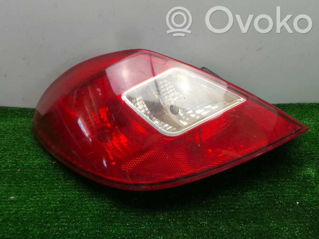 Opel Corsa D Aizmugurējais lukturis virsbūvē 
