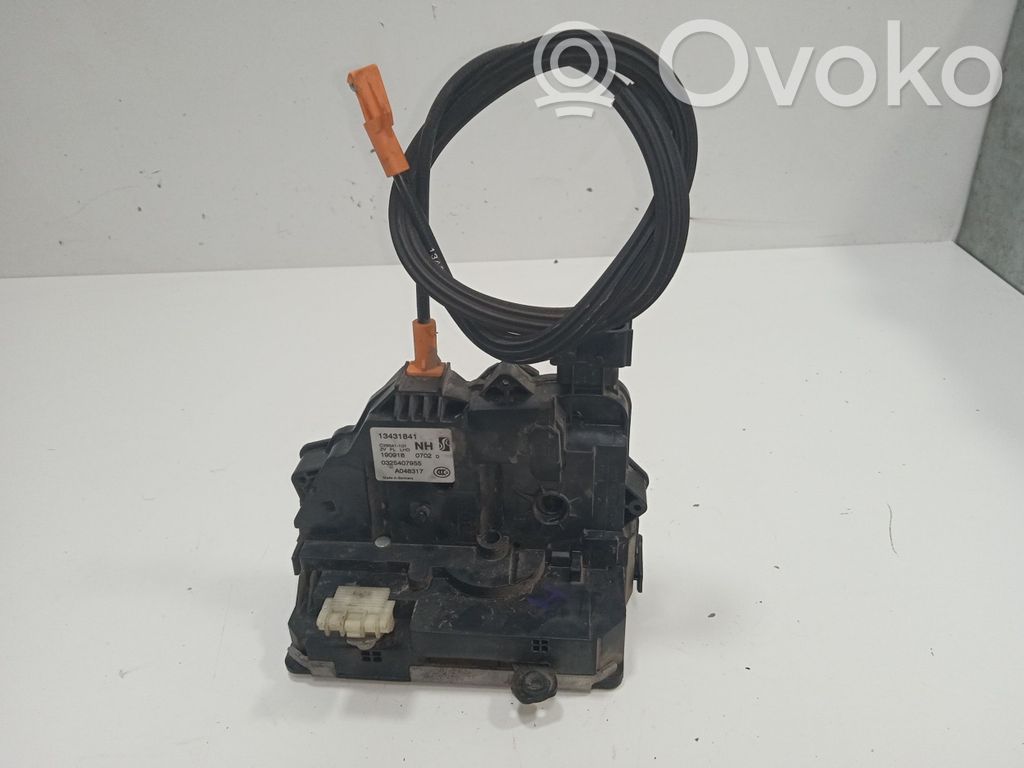 Opel Corsa E Priekšpusē slēdzene 