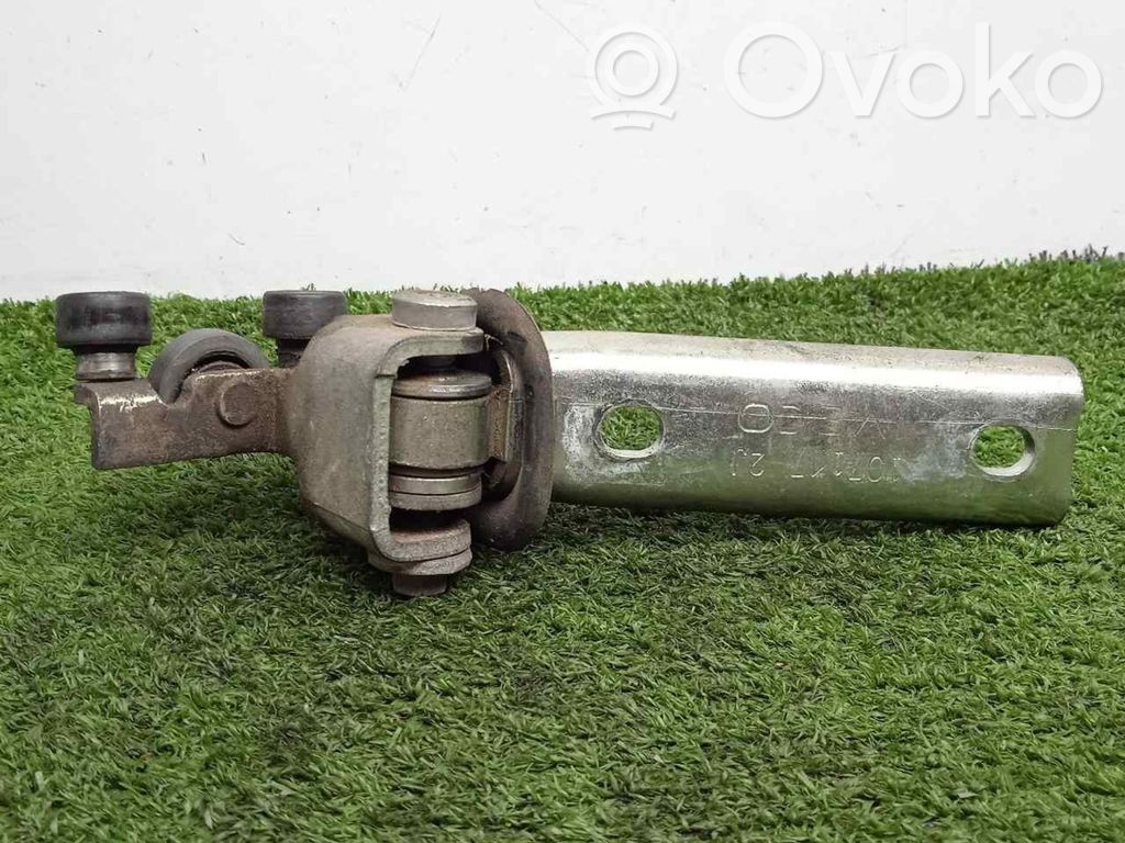 Sliding door upper roller guide/hinge   3801610