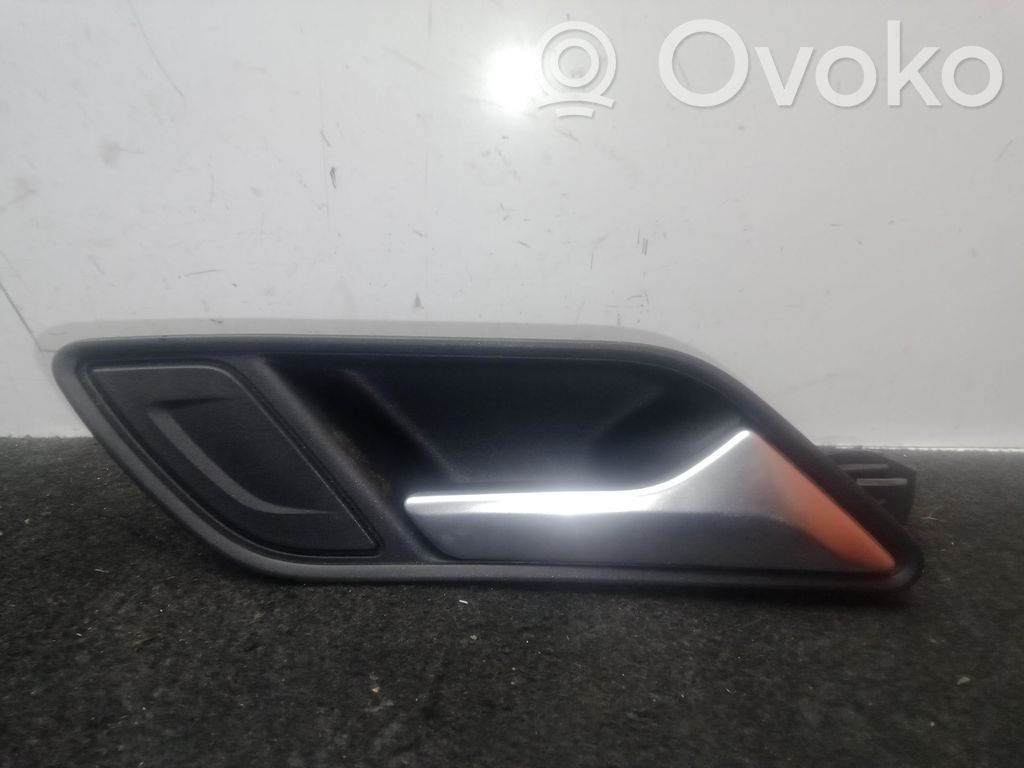 Manecilla interna puerta trasera   8V4839020