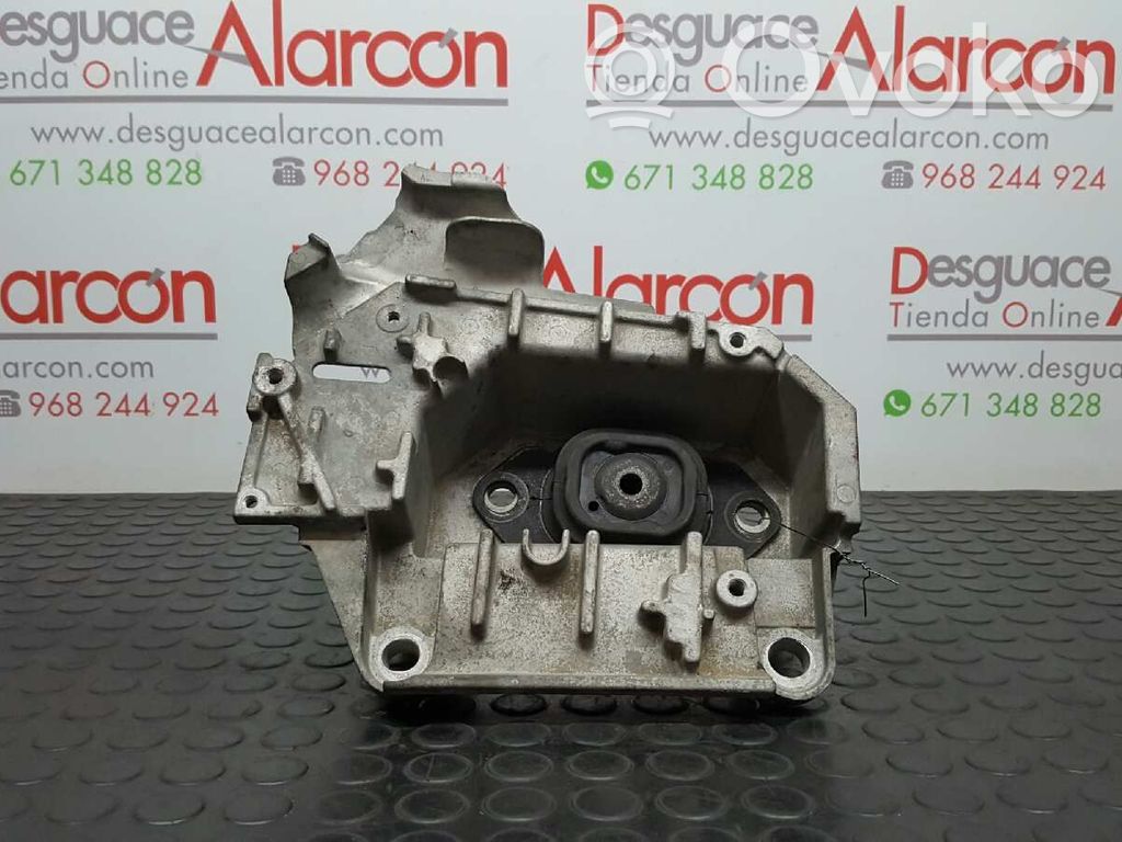 Renault Clio III Engine mount bracket 