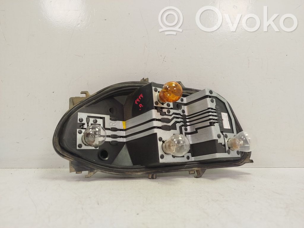 Renault Clio III Takavalon polttimon suojan pidike 