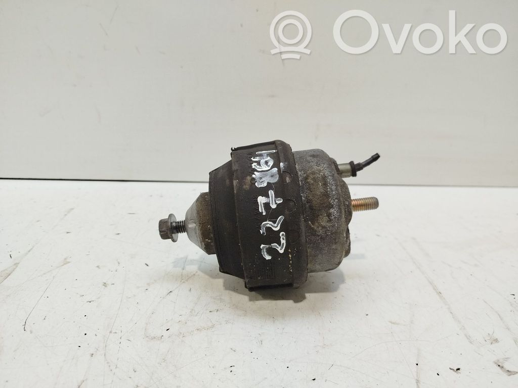 Engine mount bracket   30680751