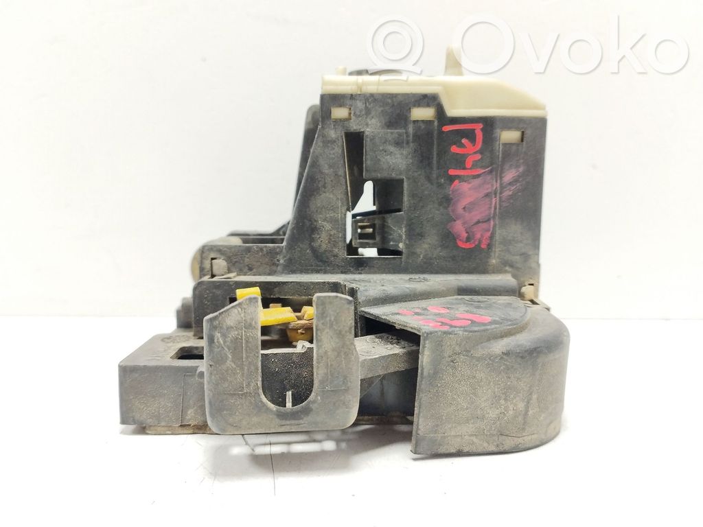 Renault Clio IV Front door lock 