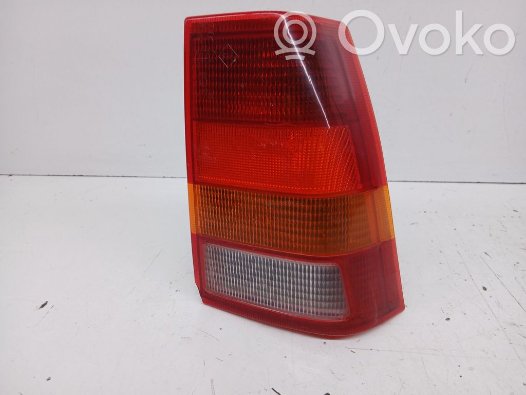 Opel Kadett E Задний фонарь в кузове 