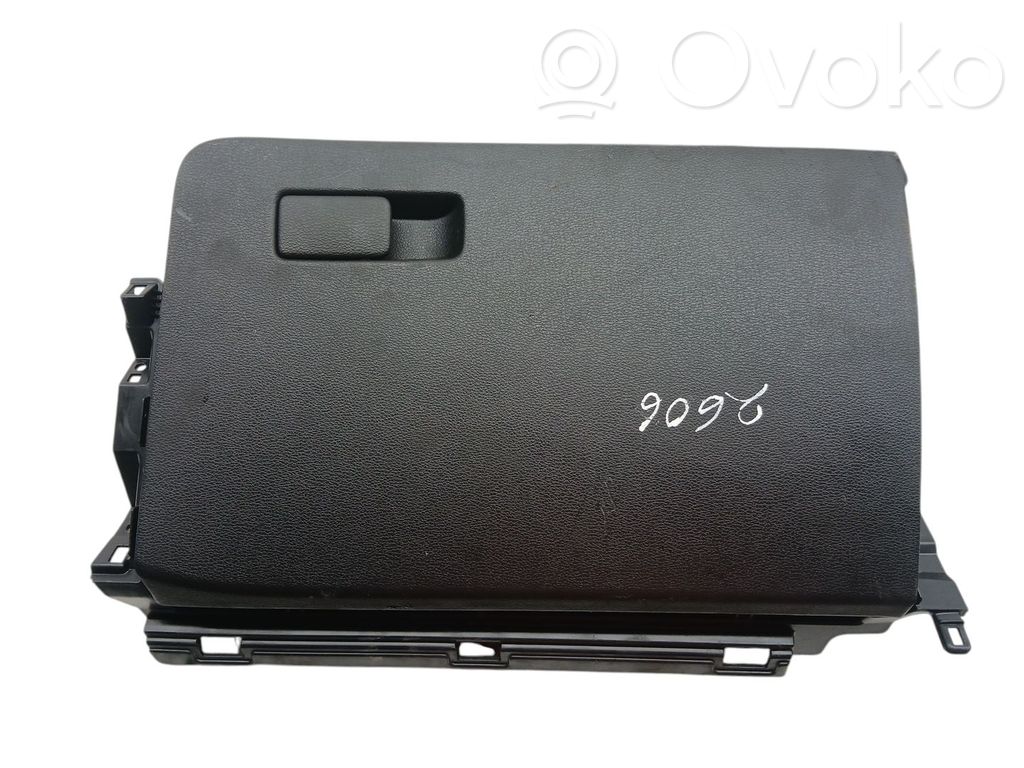 KIA Xceed Glove box 