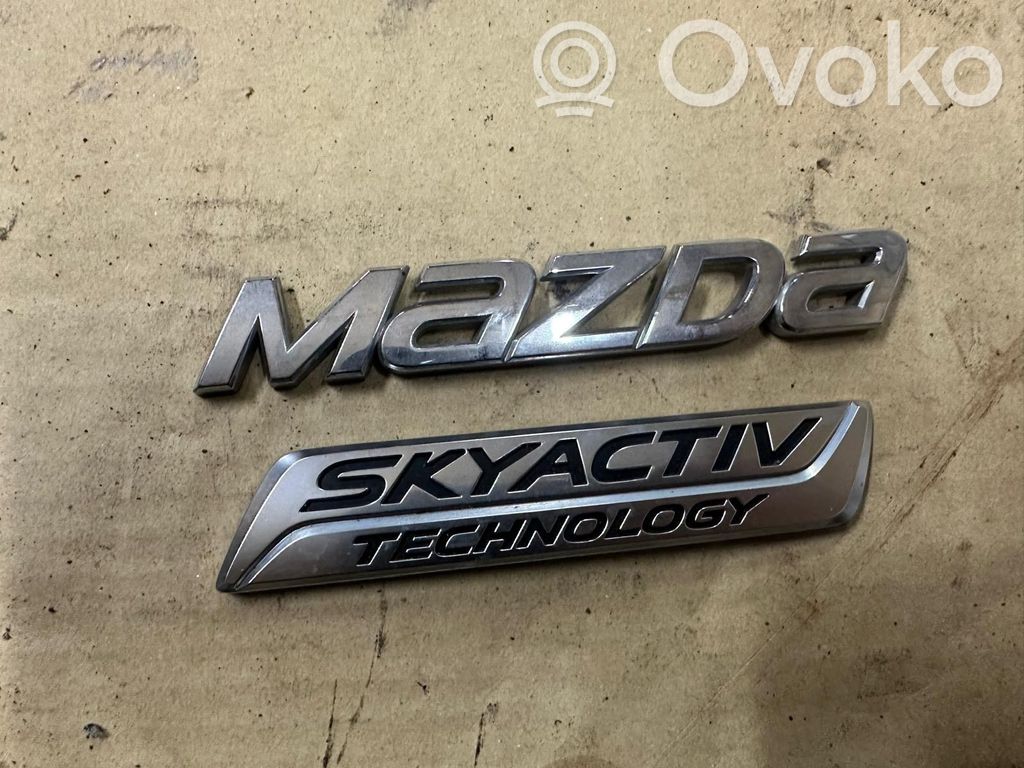 Insignia/letras de modelo de fabricante