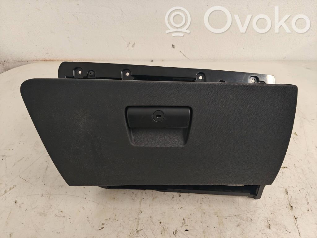 Glove box   7075477,3456789012,345678901