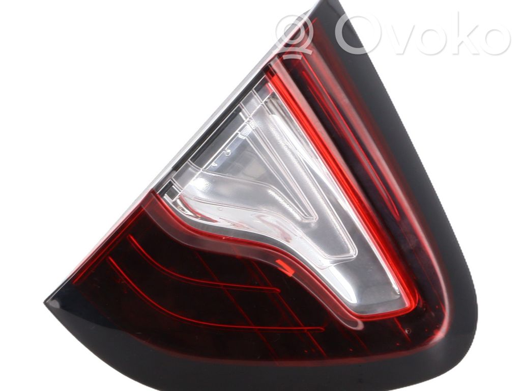 Renault Captur Lampă spate în capacul portbagajului 