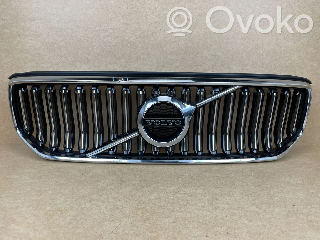 Volvo XC40 Etupuskurin ylempi jäähdytinsäleikkö 