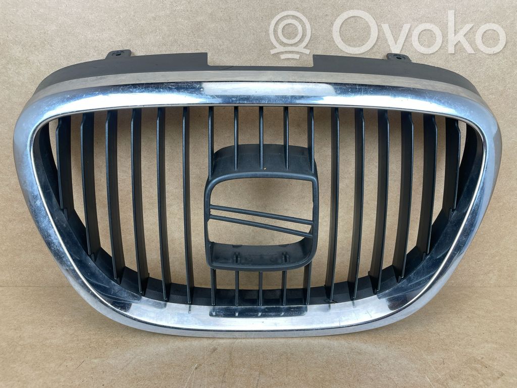 Front grill   5P0853654