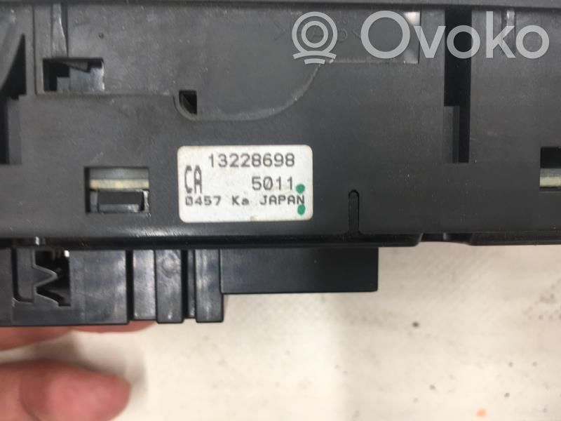 Opel Zafira B Przyciski szyb 