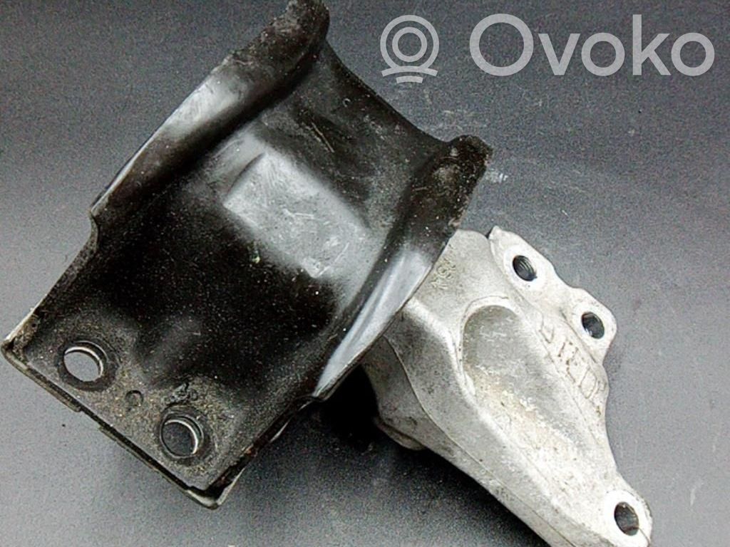 Peugeot 3008 I Engine mount bracket 