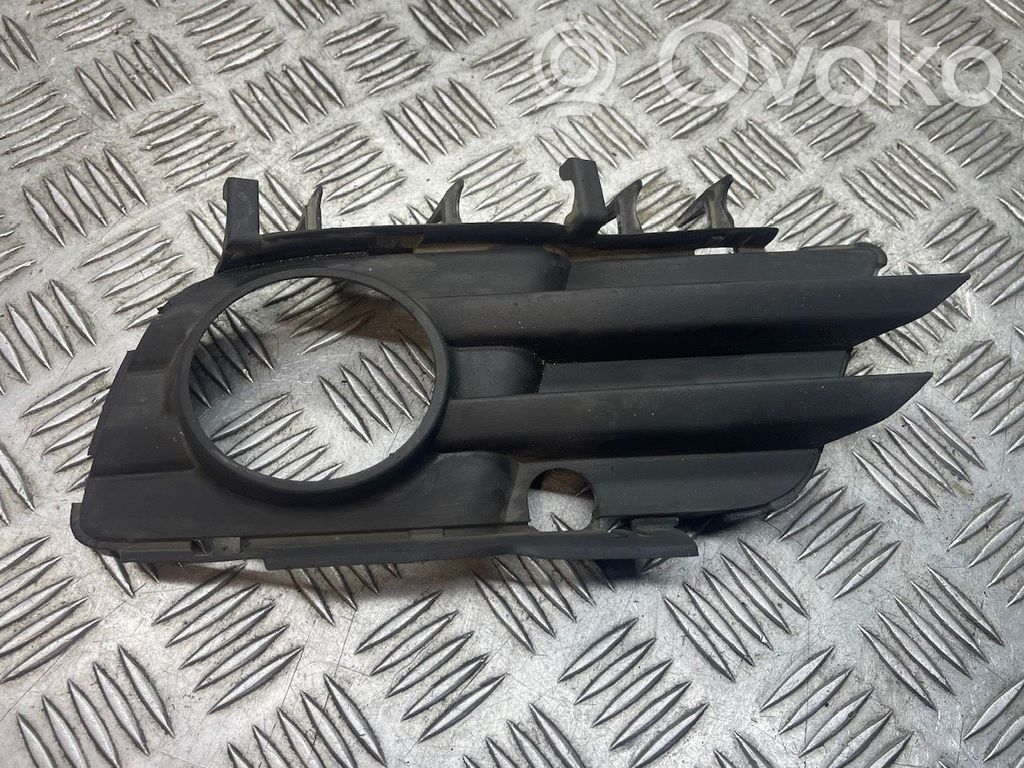 Opel Zafira B Moldura/rejilla de la luz antiniebla delantera 