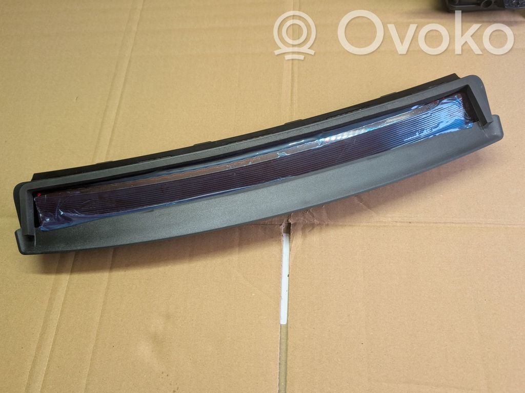 Tesla Model 3 Kolmas/lisäjarruvalo 