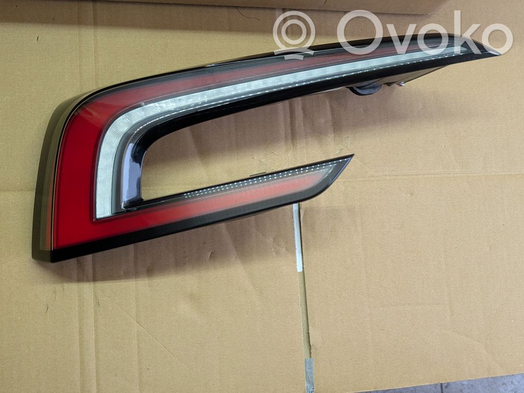 Tesla Model 3 Galinis žibintas dangtyje 