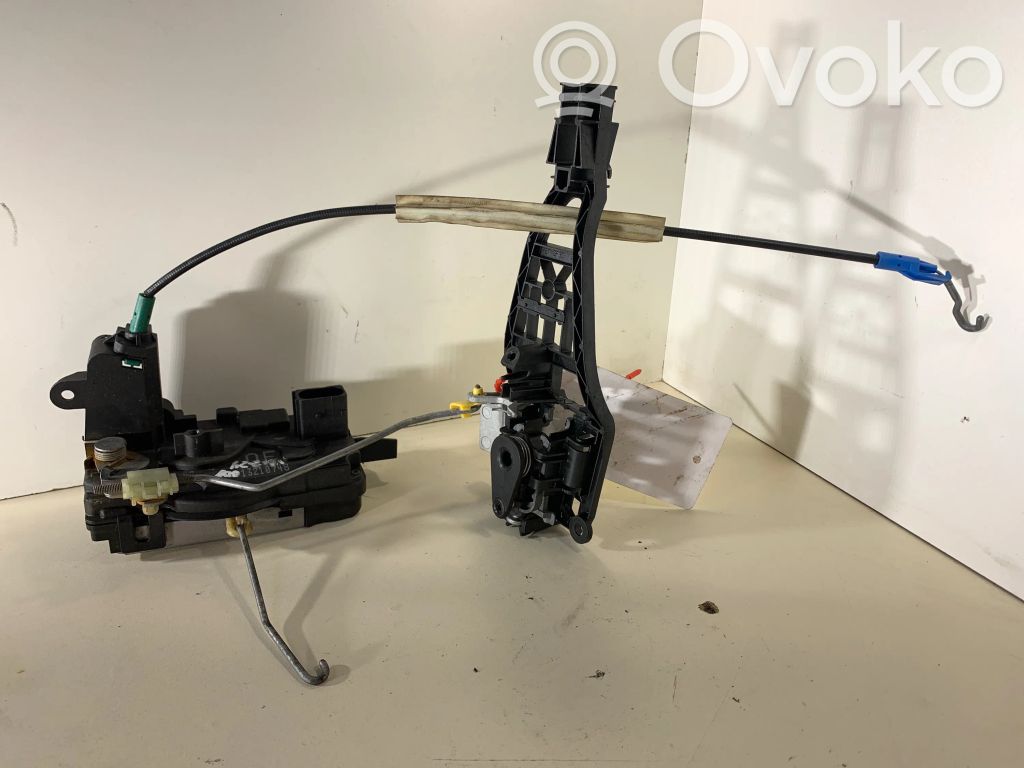 Opel Astra H Priekšpusē slēdzene 