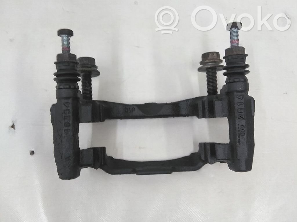 BMW 2 F45 Mocowanie przedniego zacisku hamulca 