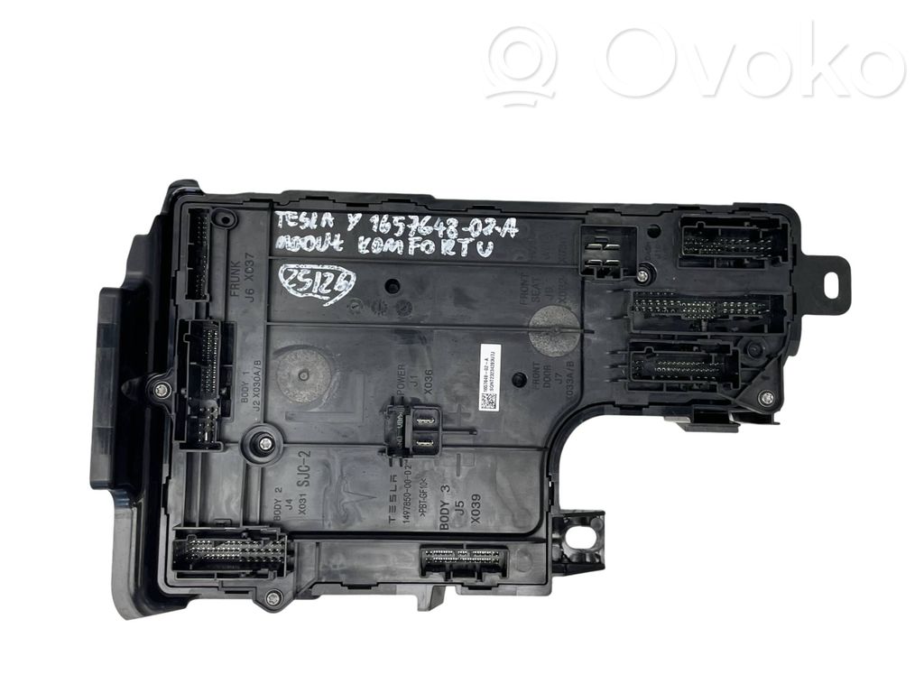 Tesla Model Y Comfort/convenience module 