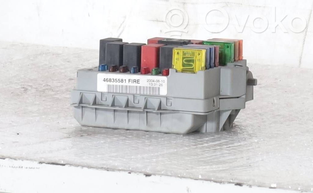 Fiat Punto (188) Ramka / Moduł bezpieczników 