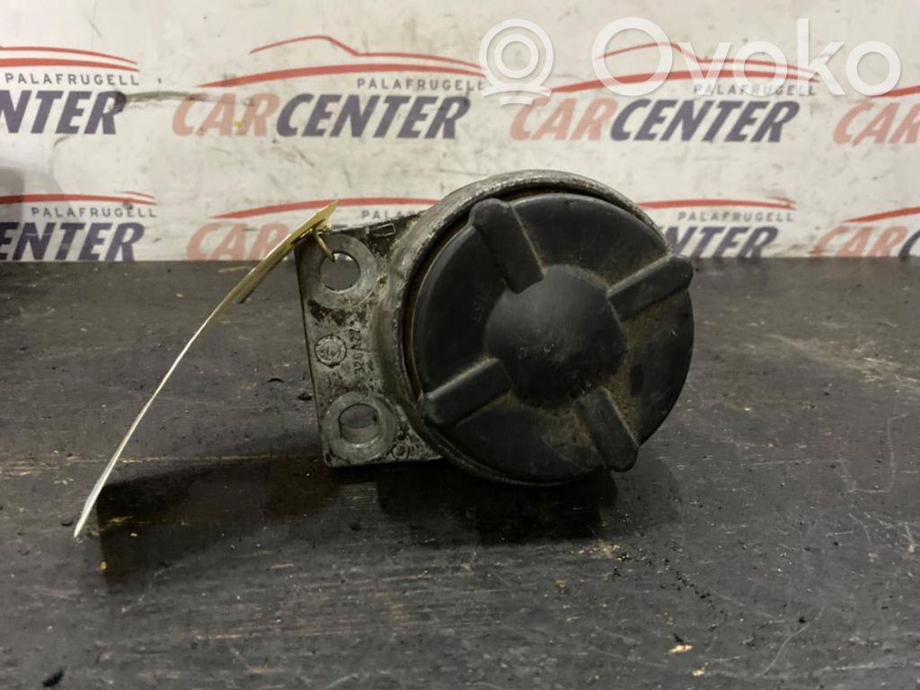Engine mount bracket   YS416038BA