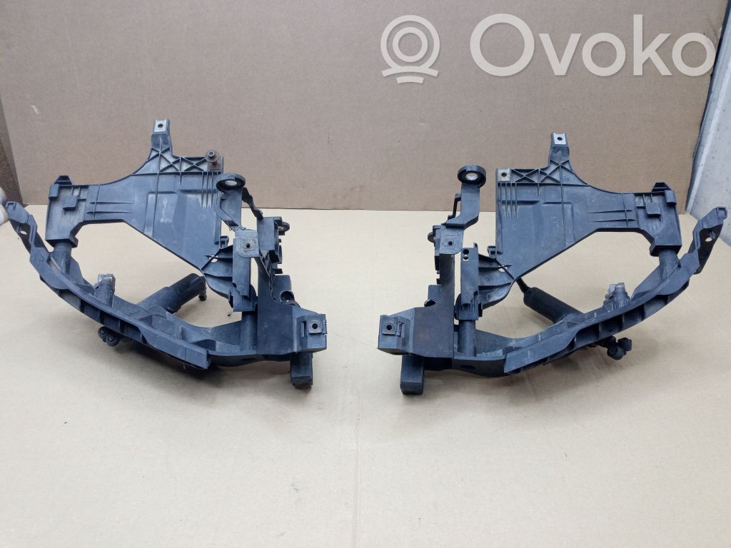Headlight/headlamp mounting bracket   8T0805607D