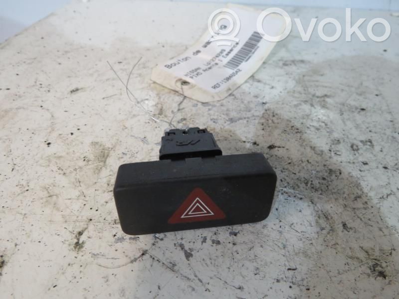 Botón interruptor de luz de peligro   259104A00C
