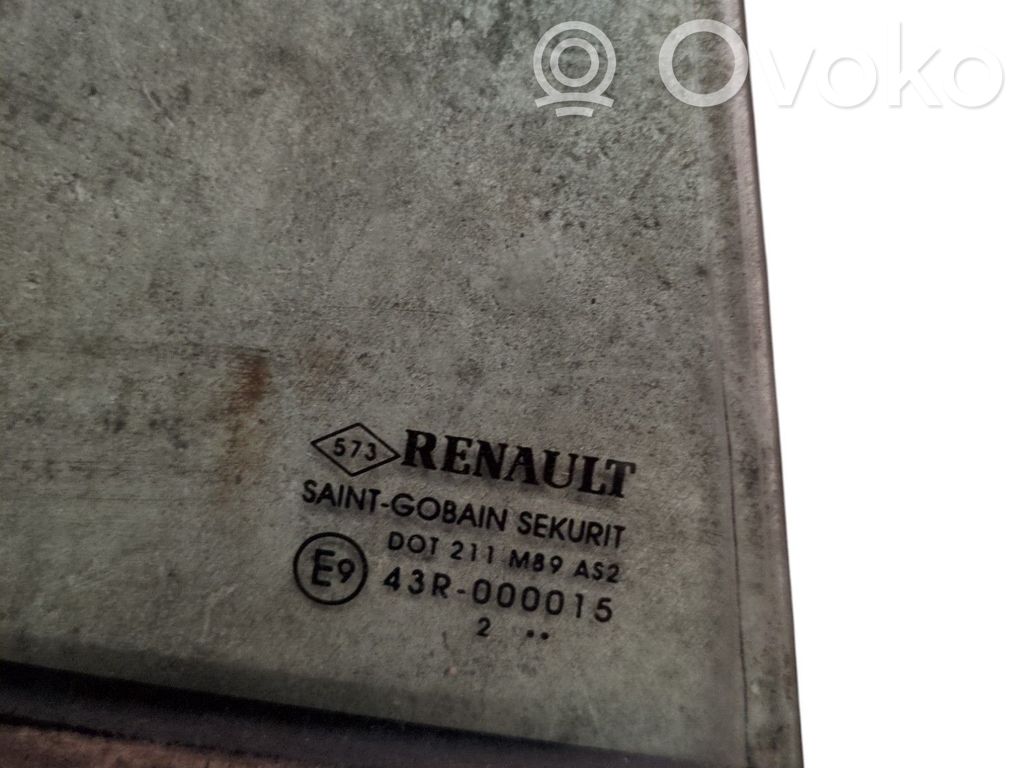 Ventanilla de ventilación de la puerta trasera   822200006R