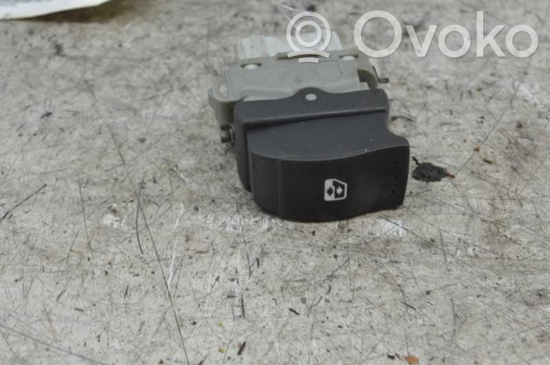 Electric window control switch   8200220508