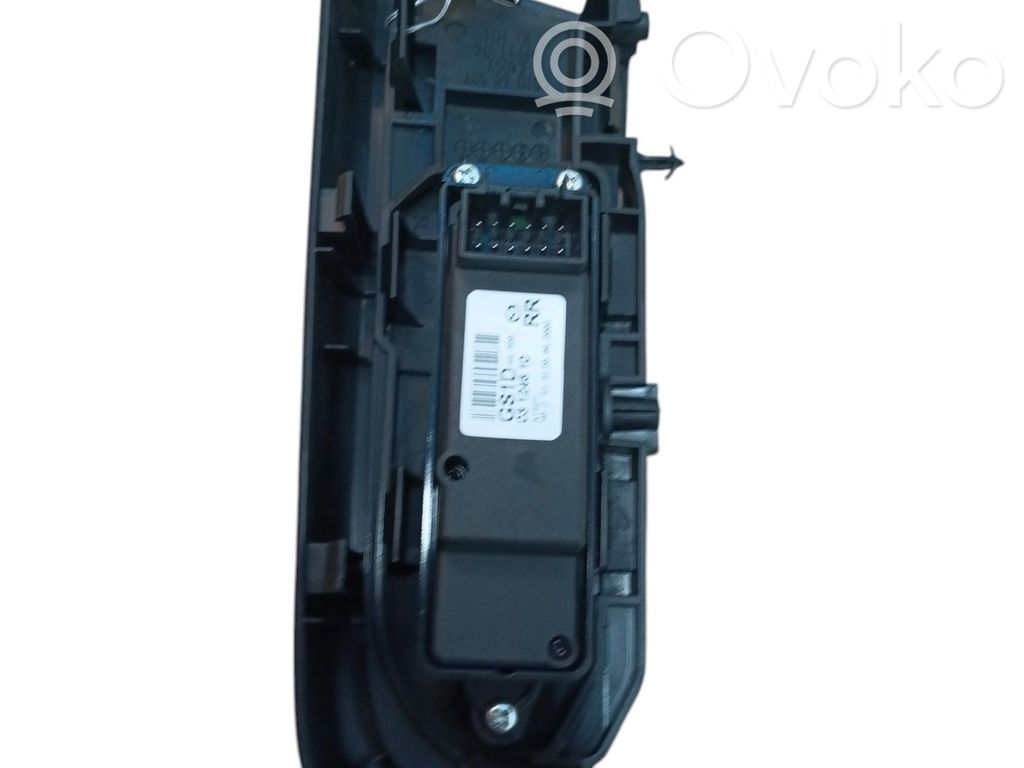 Electric window control switch   GS1D66380