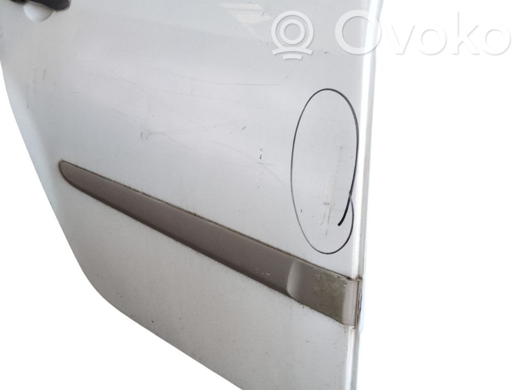 Aizmugurējās durvis   821003585R