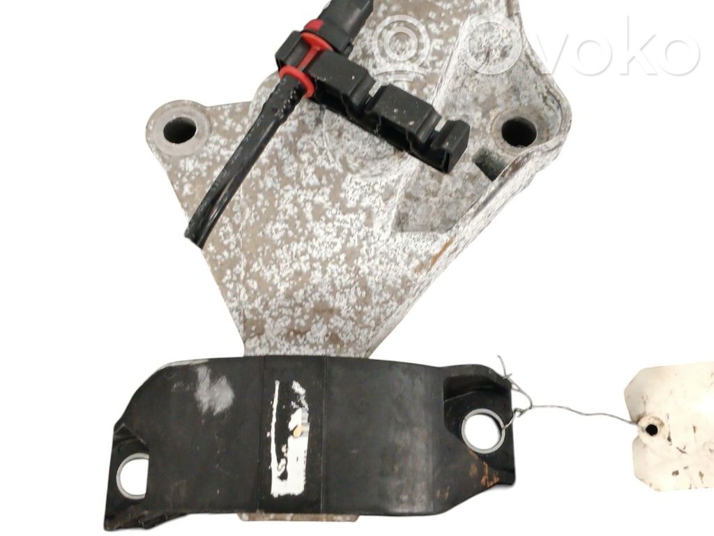Engine mount bracket   113758313R