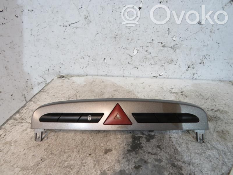 Peugeot 308 Hazard light switch 