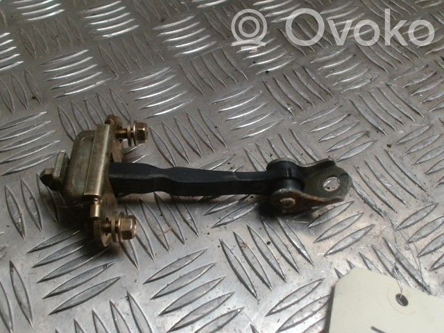 Nissan Micra C+C Rygiel zamka drzwi przednich 