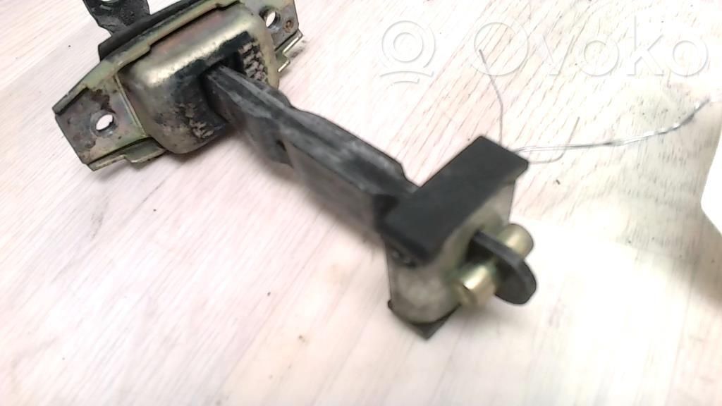 Traba/gancho de cierre de puerta delantera