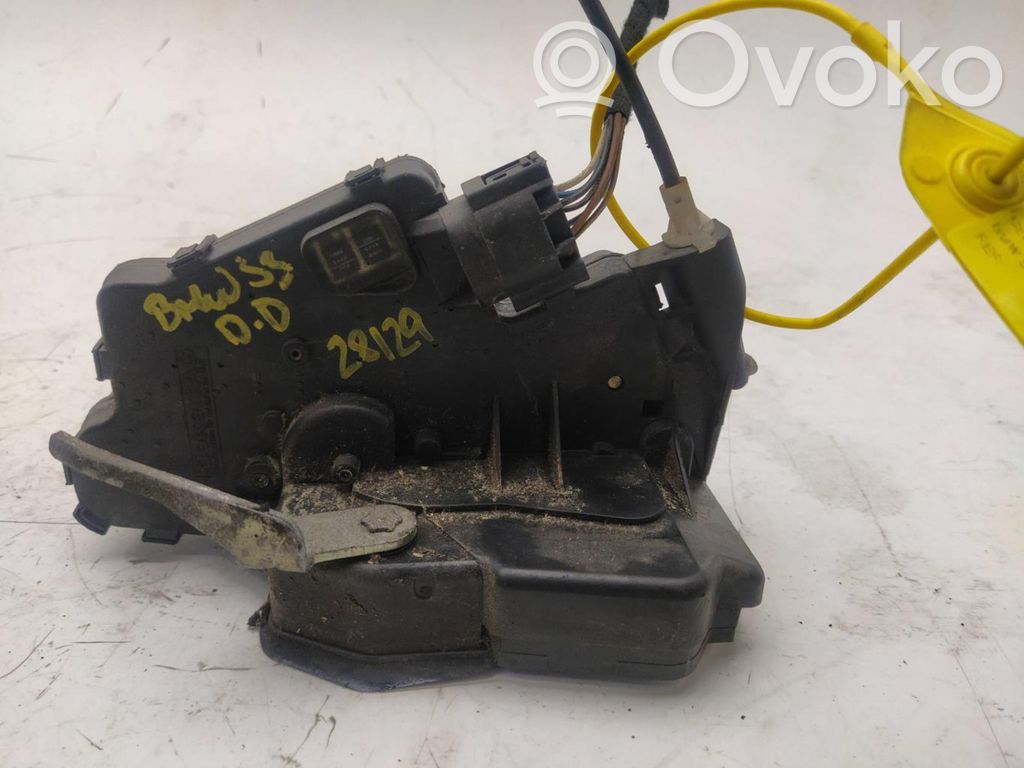 Cerradura de puerta delantera   51217011308