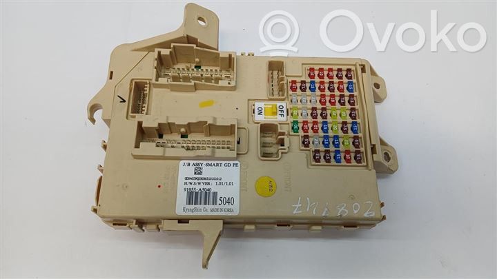 Hyundai i30 fastback Relay mounting block 