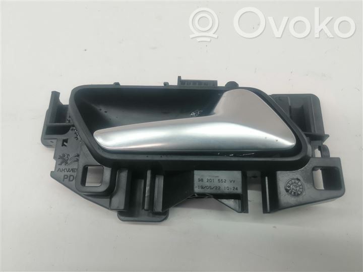 Opel Corsa F Klamka wewnętrzna drzwi tylnych 