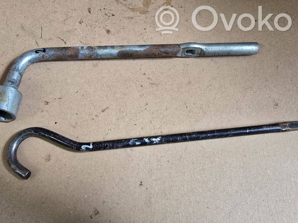 Suzuki Ignis Llave de tuercas de rueda 