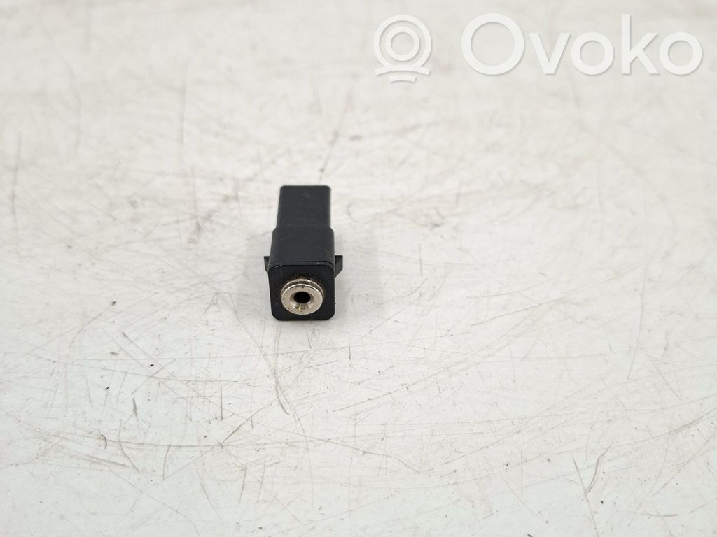 Volvo S40 AUX in-socket connector 