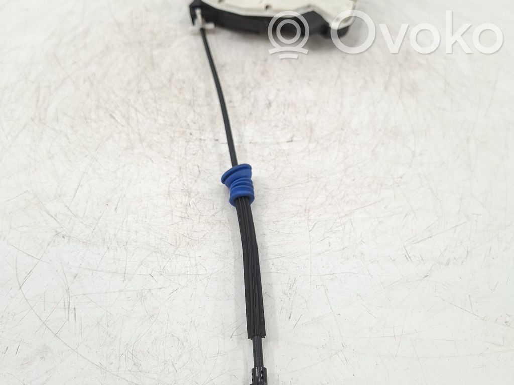 Volkswagen PASSAT CC Front door lock 