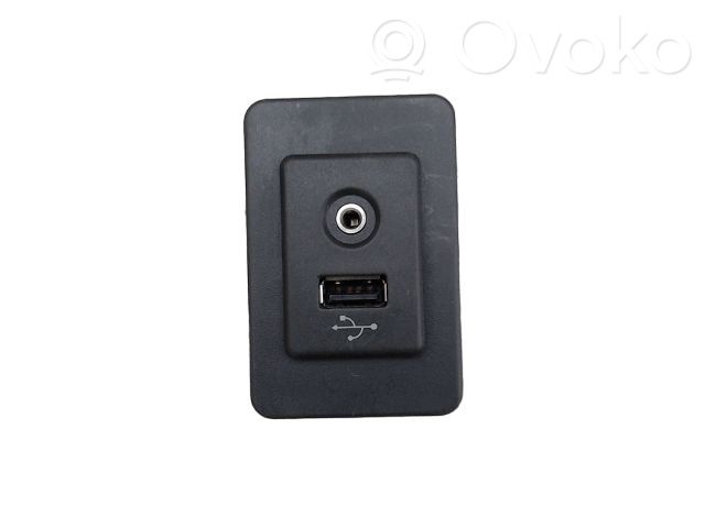 Nissan Note (E12) Enchufe conector USB 