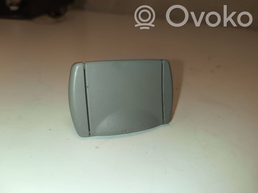 BMW 5 E60 E61 Tavaratilan verkon kiinnitys 