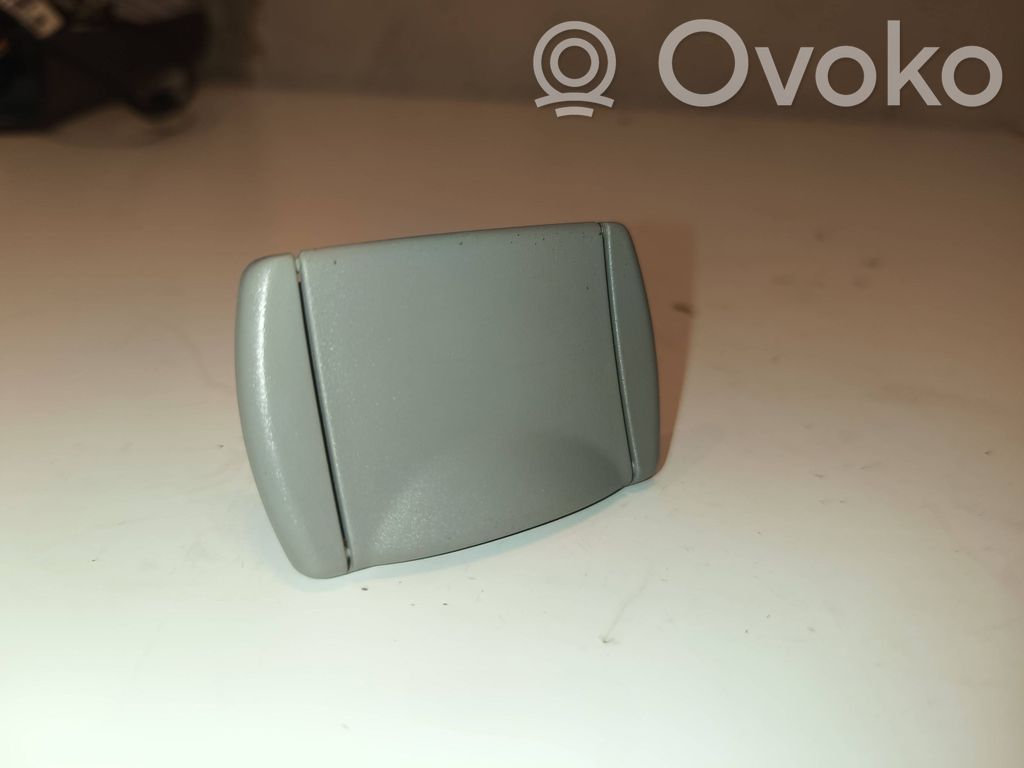 BMW 5 E60 E61 Tavaratilan verkon kiinnitys 
