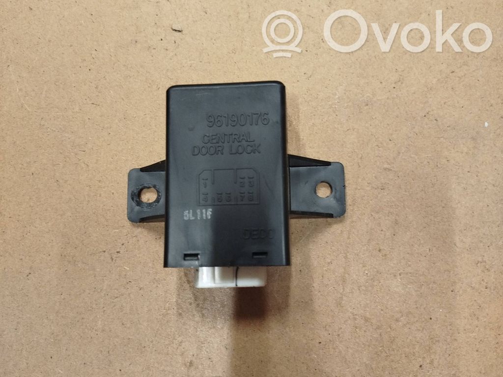 Suzuki Forenza Door central lock control unit/module 