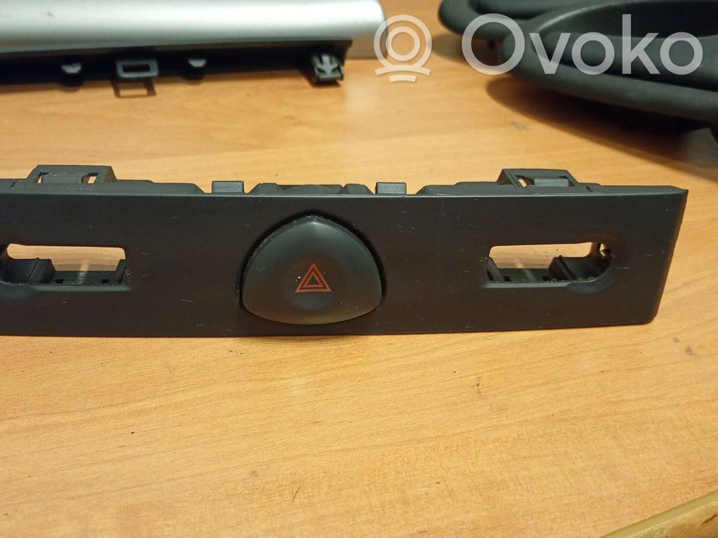 Renault Clio II Botón interruptor de luz de peligro 