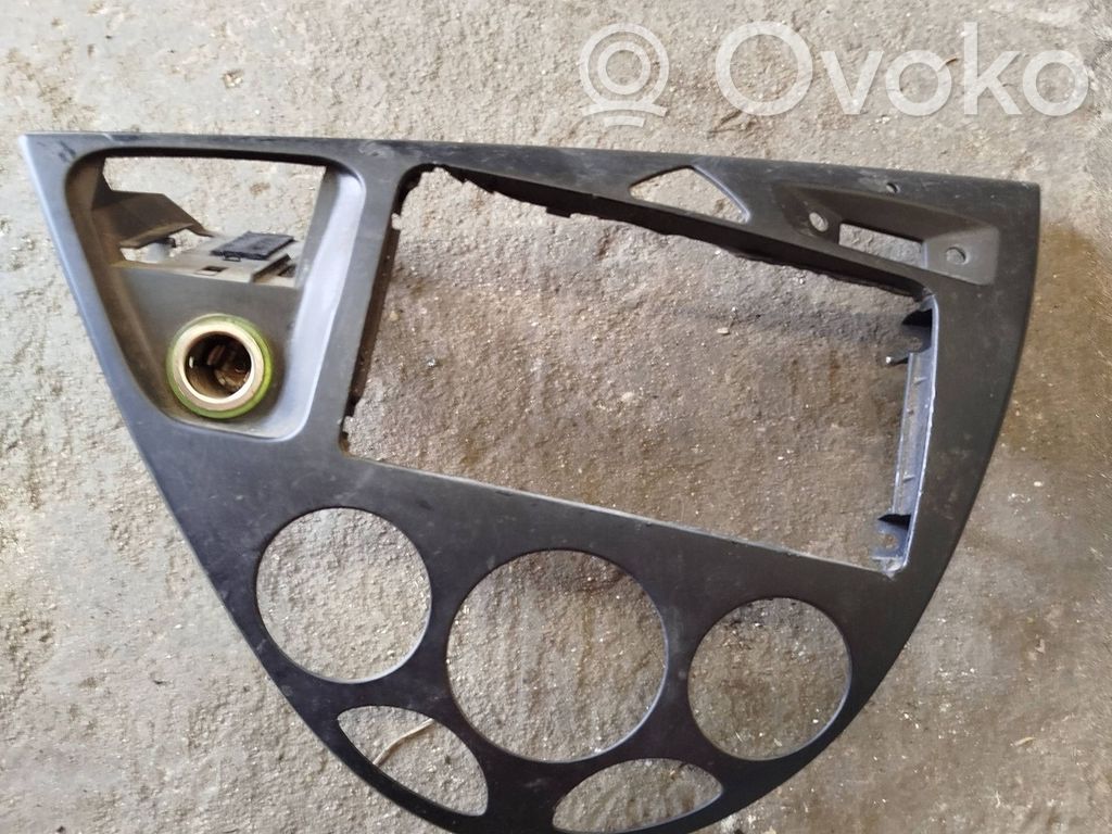 Ford Focus Radio/GPS head unit trim 