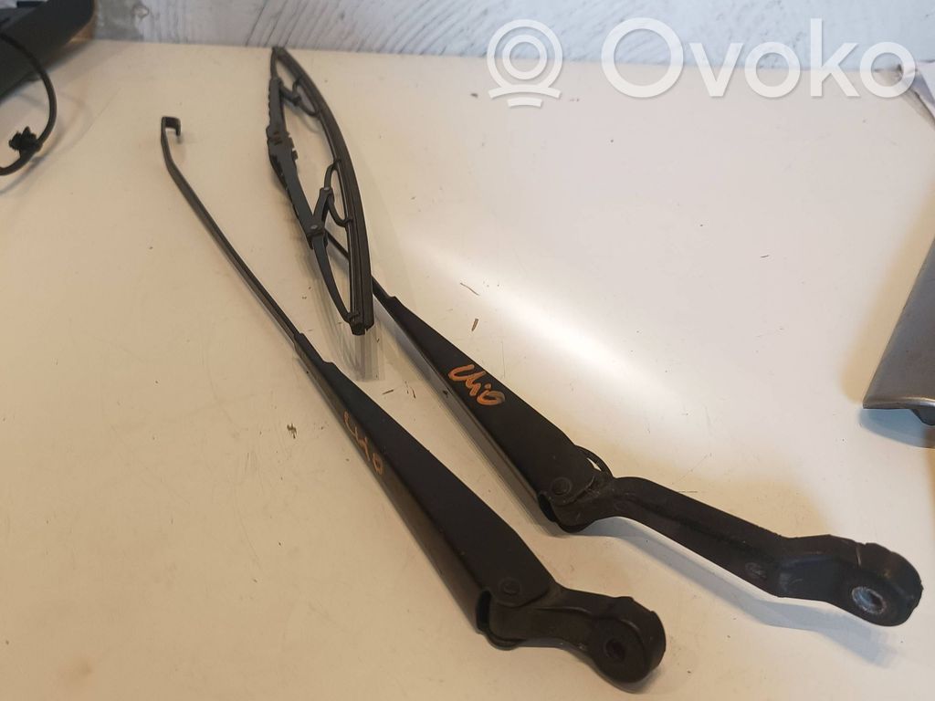 Renault Clio II Brazo del limpiaparabrisas delantero 